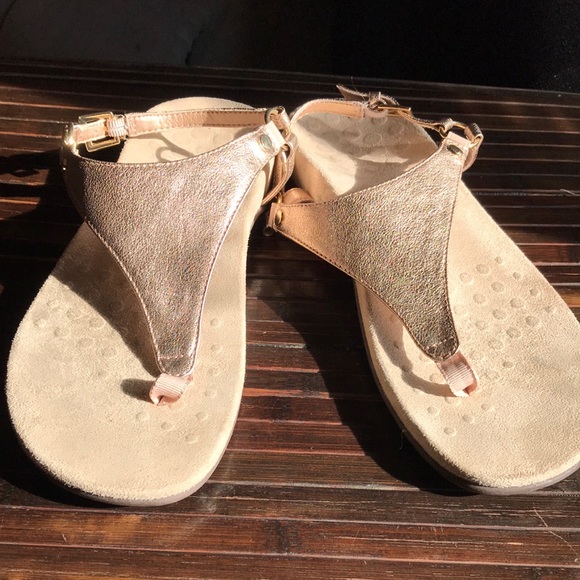 🚨B2G1 VIONIC Metallic Gold Thong Toe Sandals - Picture 3 of 7